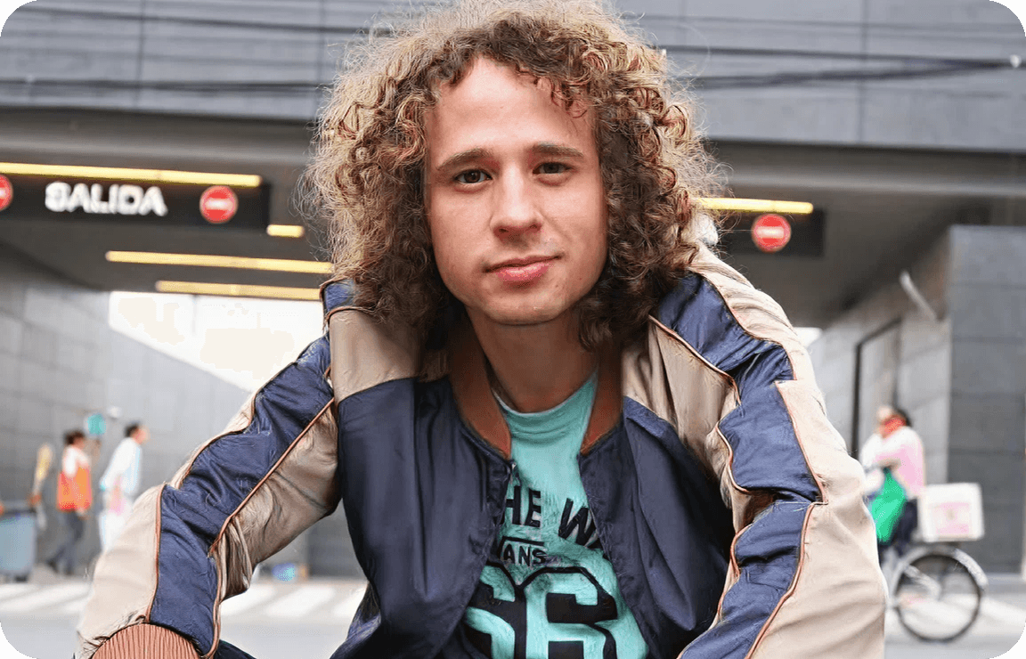 Imagen de Luisito Comunica en la sección de orígenes y formación