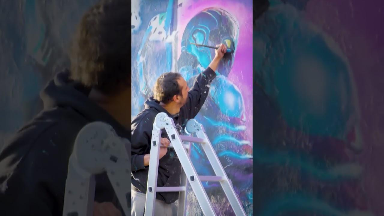 Fusionamos el cine con el arte callejero a través de este mural publicitario de Blue Beetle