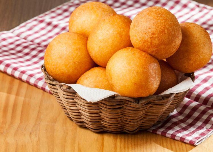 Portada de De vitel toné a hallaca: las comidas festivas más tradicionales de Latinoamérica