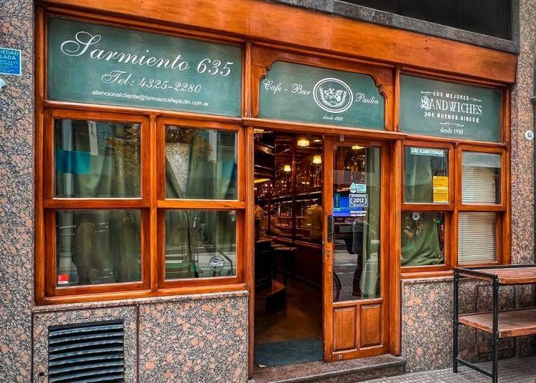 Portada de Paulín, el café donde vuelan platos de sándwiches