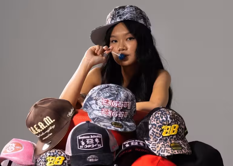 Portada de La marca de gorras que eligieron Duki, Little Boogie y el Kun Agüero