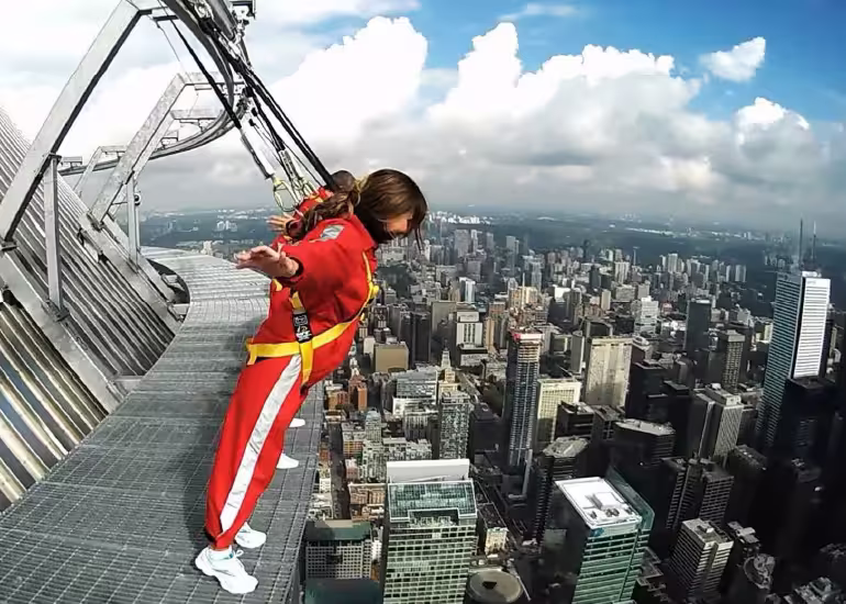 Portada de Skywalks, la tendencia turística de caminar sobre el abismo