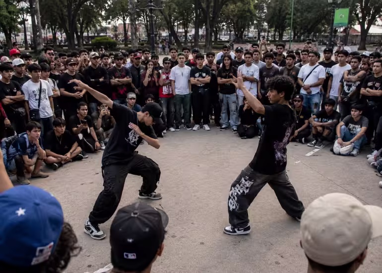 Portada de ¿Qué son las batallas de “farmear aura”, el fenómeno furor en las plazas de Latinoamérica?