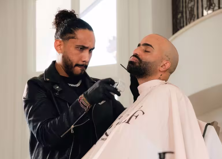 Portada de El hombre que le corta el cabello a Nicky Jam, Lionel Messi y Bad Bunny