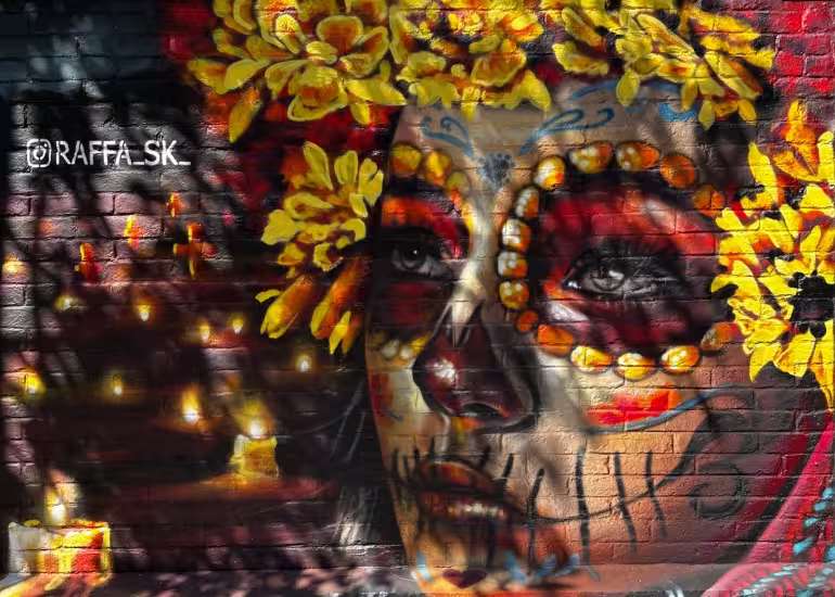 Portada de Catrinas, color y aerosol: el arte urbano que mantiene viva la cultura mexicana