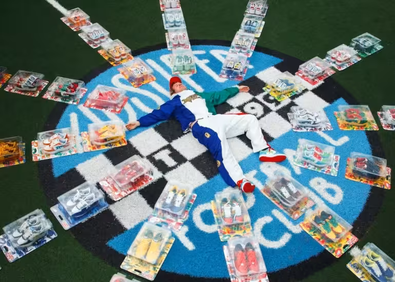 Portada de La colección de BAPE y KidSuper que transforma el Mundial en 48 pares de sneakers