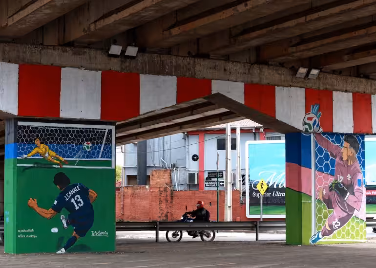 Portada de Del Mundial al arte urbano: el mural que inmortaliza a Orlando Gill y José Canale en Asunción
