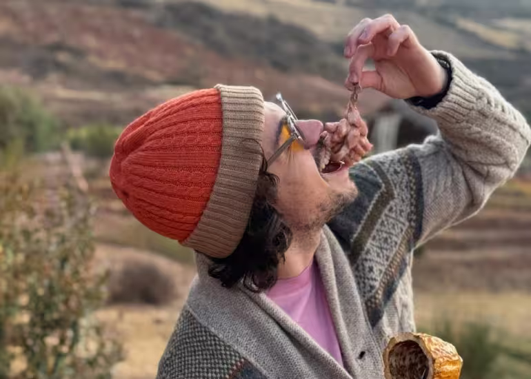 Portada de Conocé a El Arturito, el influencer que visita de puestos callejeros a restaurantes Michelin