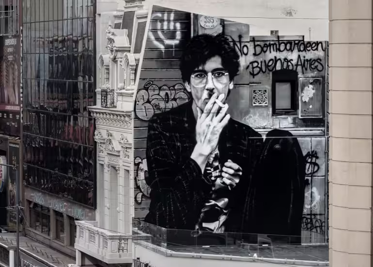 Portada de Así es el mural de Charly García que transforma una de las esquinas más icónicas de Buenos Aires
