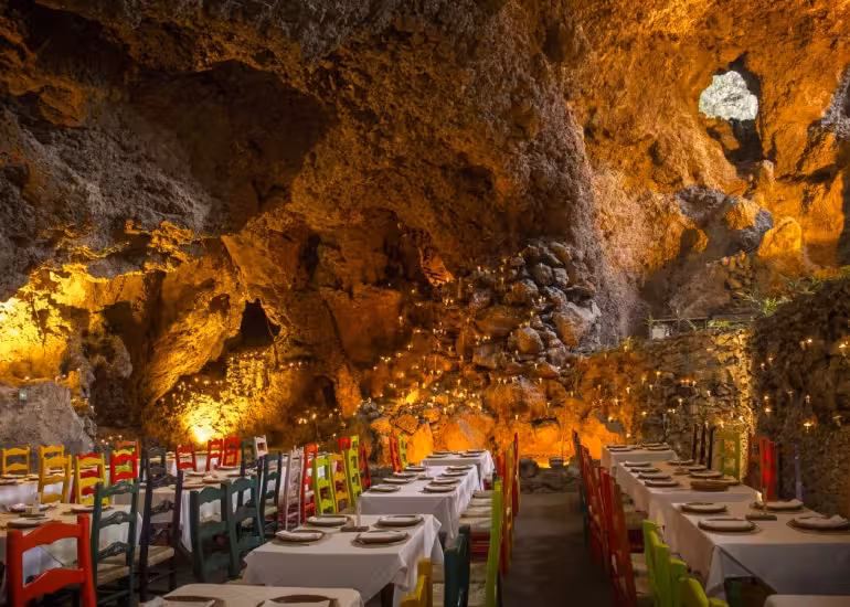 Portada de Así es La Gruta, el restaurante donde podés comer dentro de una gruta en Teotihuacán
