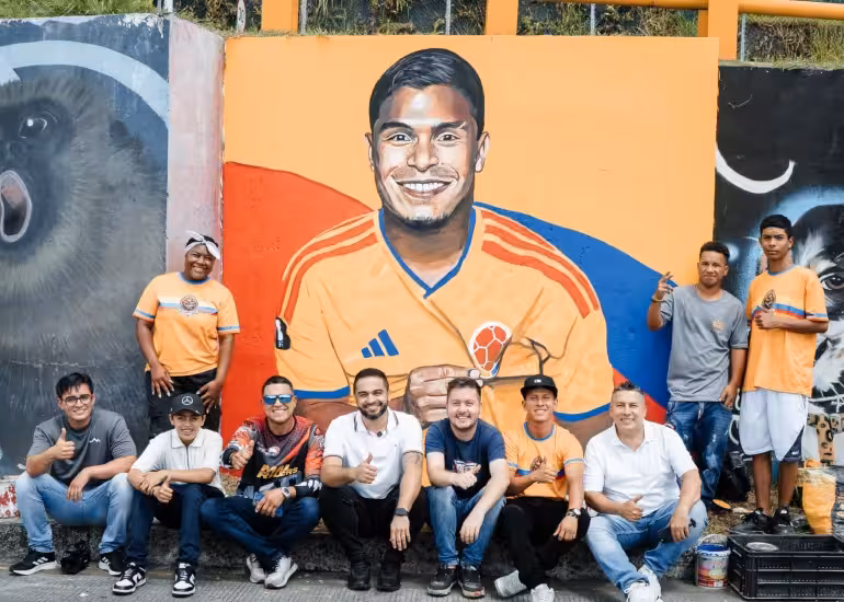 El mural que celebra la huella de Cucho Hernández en el Mundial
