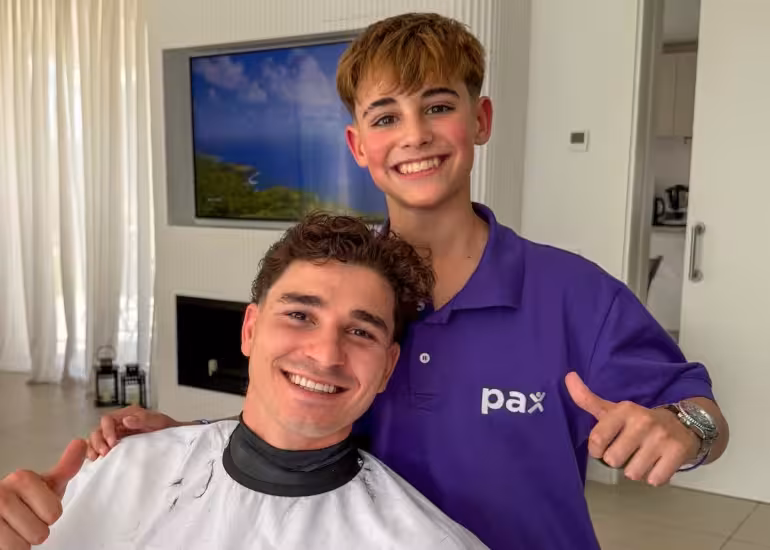 Portada de El barbero de catorce años que conquistó las redes y le cortó el pelo a Julián Álvarez