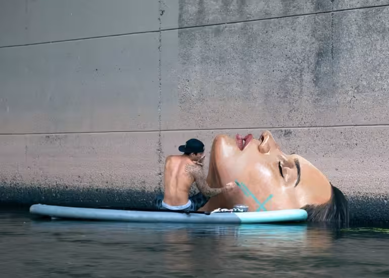 El artista que crea murales que aparecen y desaparecen con el agua