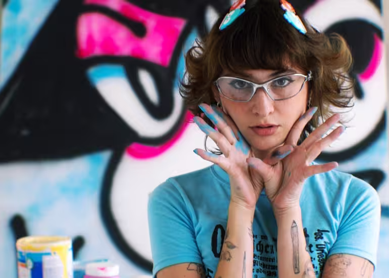 Portada de Artsy Kars, la artista mexicana que creó su propio universo de color
