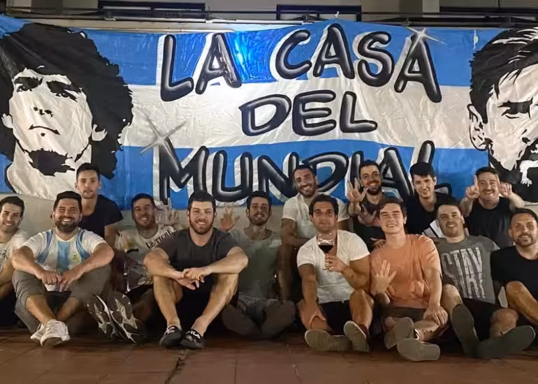 Portada de Diez amigos, una casa y un sueño mundialista: la historia de “La Casa del Mundial”