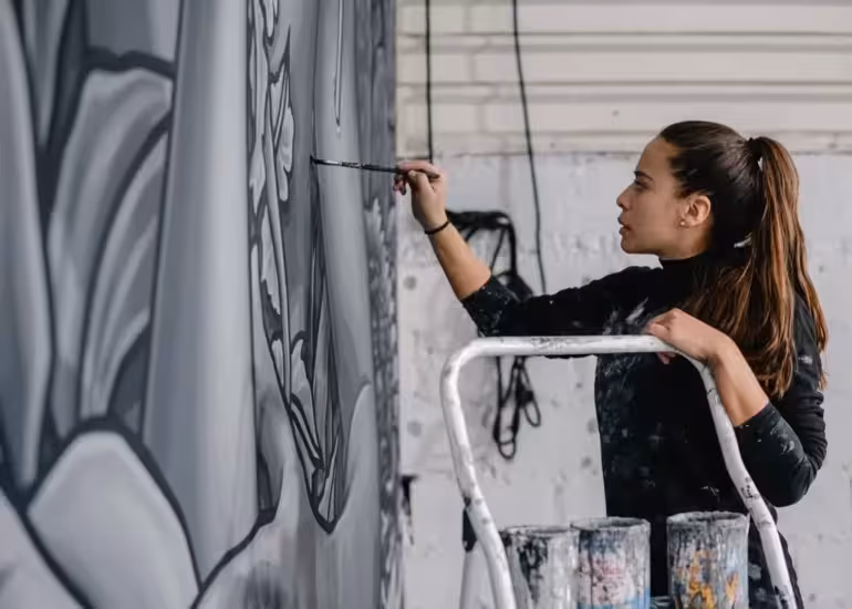 La muralista que convirtió los muros en ilustraciones gigantes
