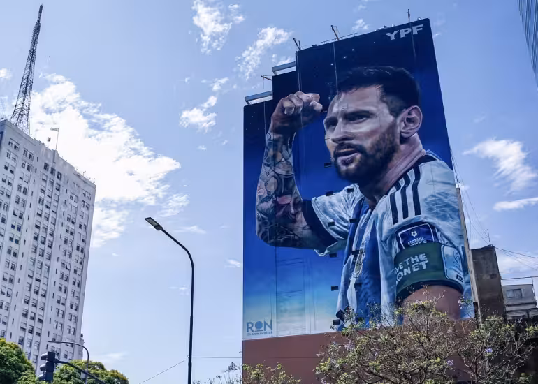 Portada de Los murales de Messi que conquistan las calles argentinas rumbo al Mundial