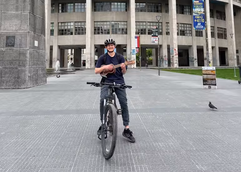 Portada de El talentoso influencer chileno que domina la bicicleta como nadie y sorprende en redes