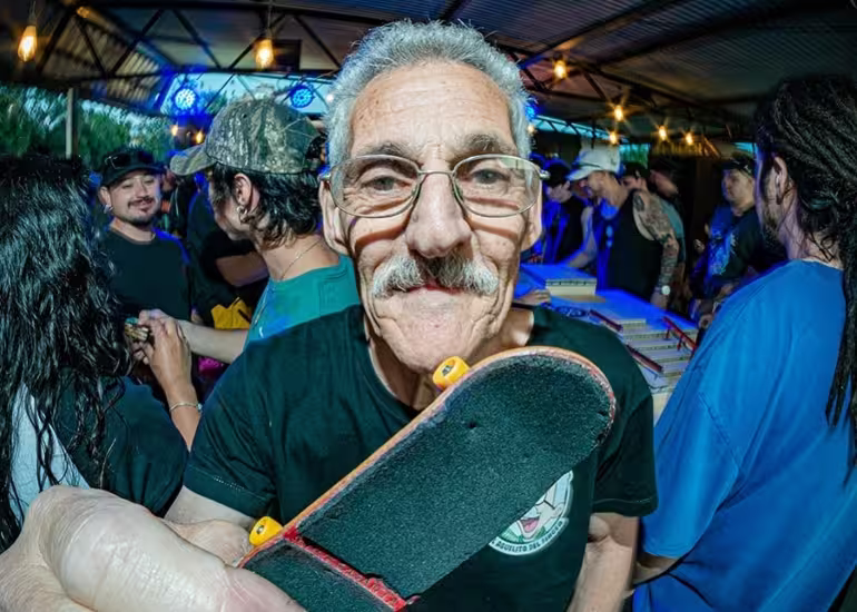 Néstor, el abuelo de 74 años que se convirtió en una estrella del fingerboard