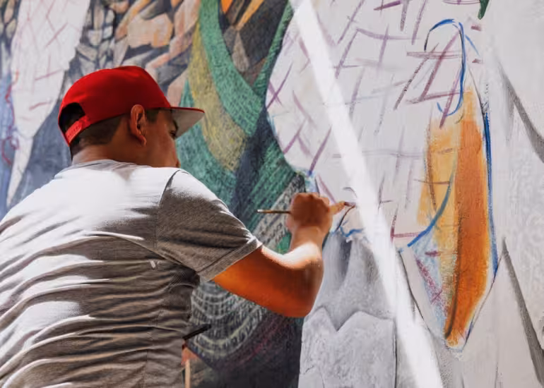 Portada de Aerosol, rodillo o pincel: ¿qué herramienta usar para pintar un mural?
