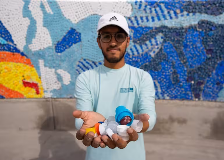 Portada de El artista que transforma tapitas de botellas en increíbles murales