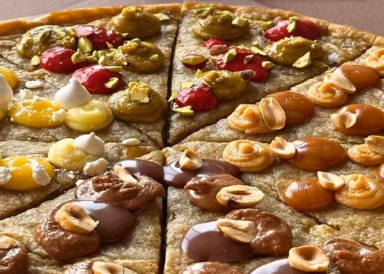 Portada de Cookies en forma de pizza, el nuevo vicio dulce de la ciudad