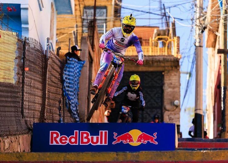 Portada de Downhill, la adrenalina que baja a toda velocidad por la montaña