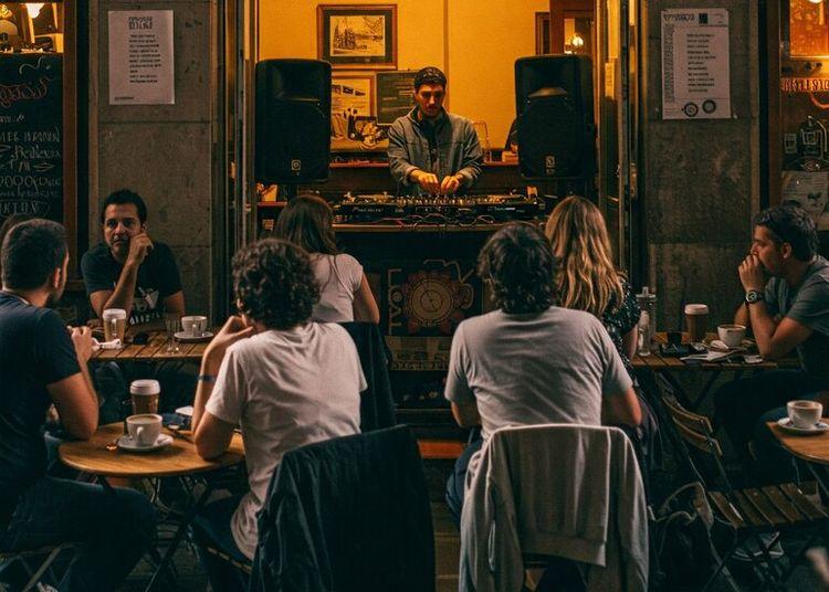 Portada de La movida cafetera sacude Buenos Aires