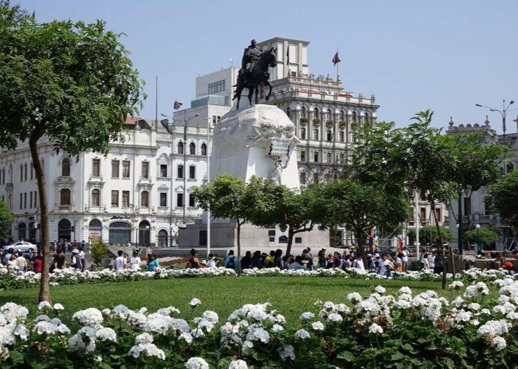 Portada de Las plazas urbanas emblemáticas de América Latina