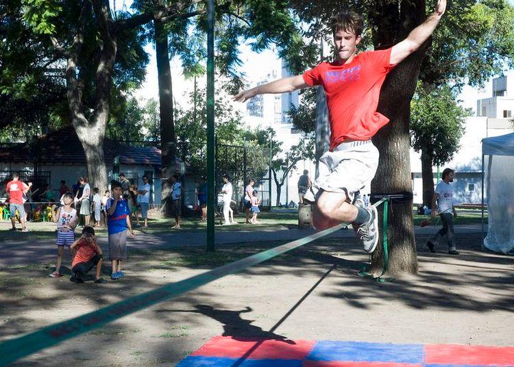 Portada de La movida que desafía la gravedad en las calles