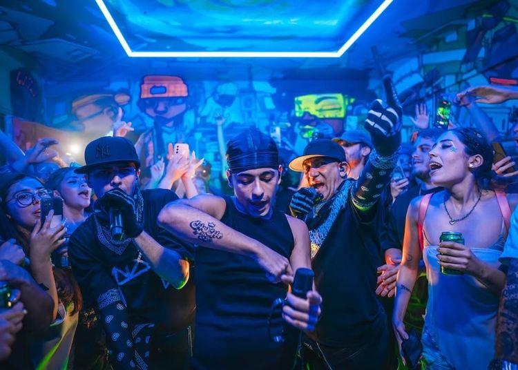 Portada de Casaparlante: el epicentro chileno de la música urbana que conquista Latinoamérica