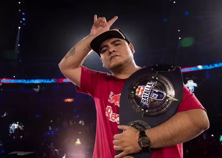 Portada de La cúspide de Aczino en Red Bull Batalla: el tricampeonato internacional en la Ciudad de México