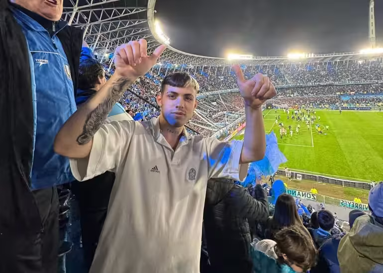 Portada de A dedo y sin límites: la historia del hincha argentino que quiere llegar al Mundial
