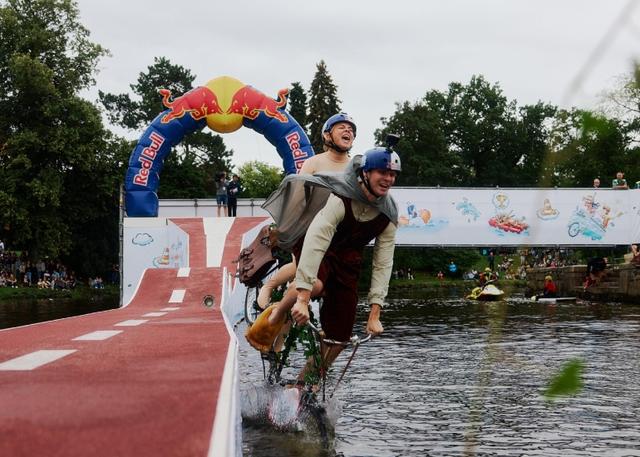 Imagen de Red Bull Al Agua Pato