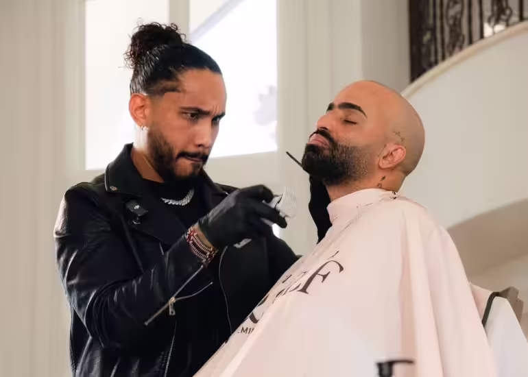 Portada de El hombre que le corta el cabello a Nicky Jam, Lionel Messi y Bad Bunny