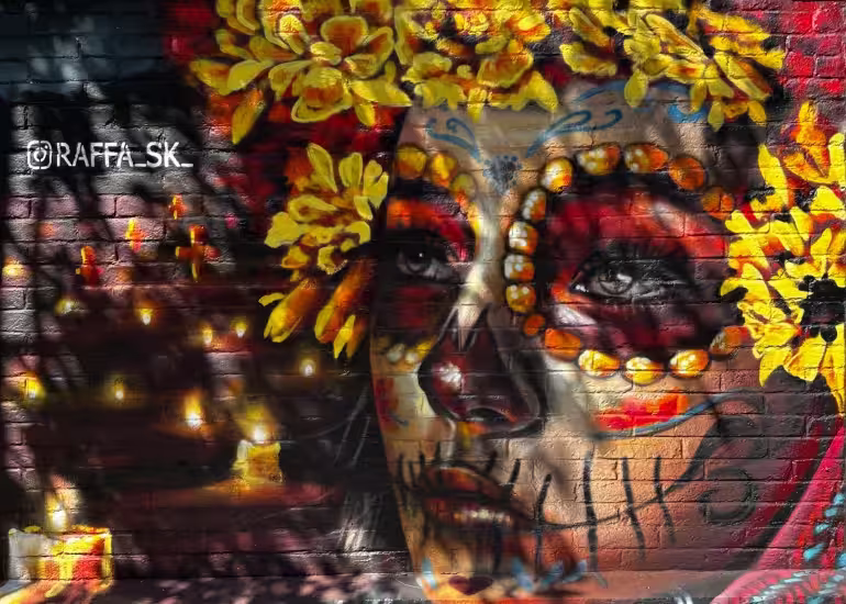 Portada de Catrinas, color y aerosol: el arte urbano que mantiene viva la cultura mexicana