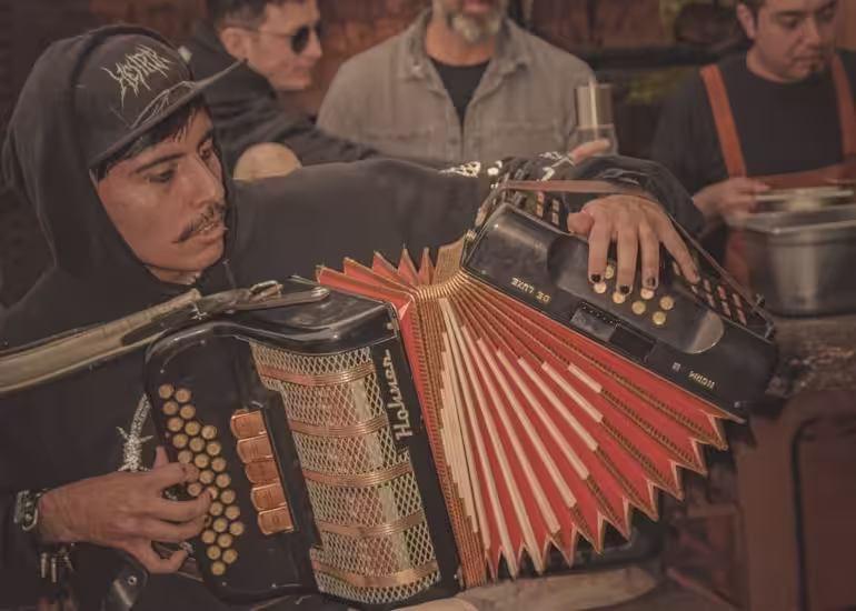 Portada de ¿Qué es el “chamamé trap”, la propuesta pampeana que fusiona folklore, trap y rock?