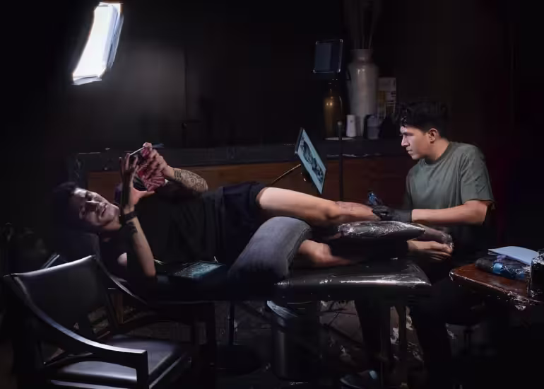 Conocé a Edd Flores, el tatuador detrás de los impactantes diseños de Jorge Sánchez