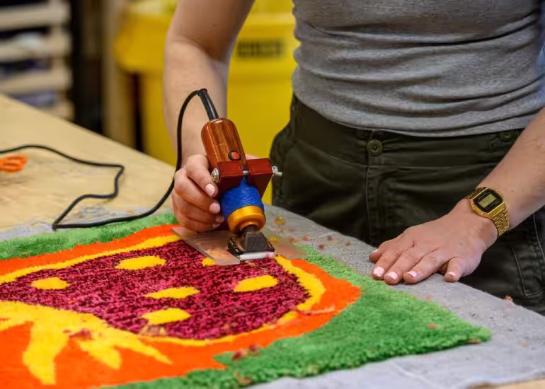 Portada de ¿Qué es el tufting y por qué es tendencia en el arte urbano?