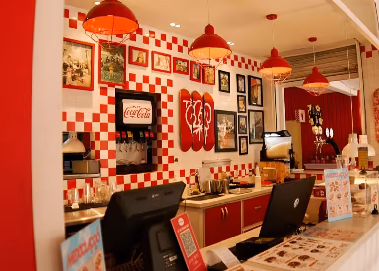 Portada de El lugar de Medellín donde podés comer una burger y andar en skate