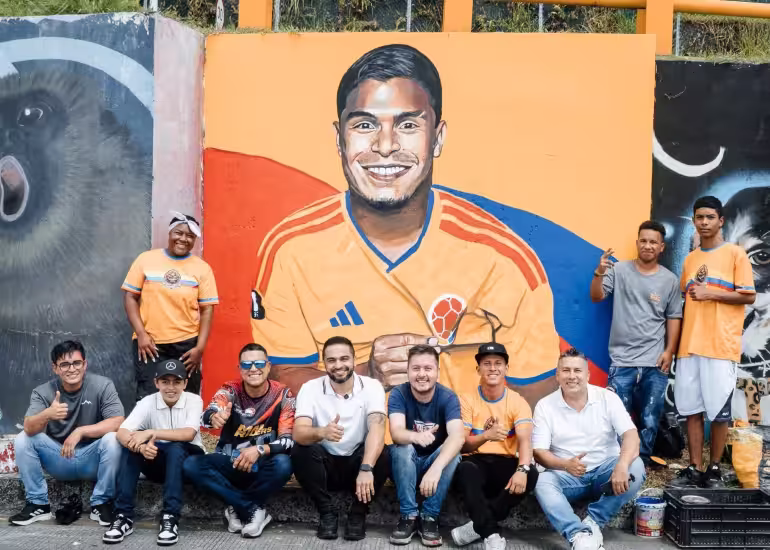 El mural que celebra la huella de Cucho Hernández en el Mundial