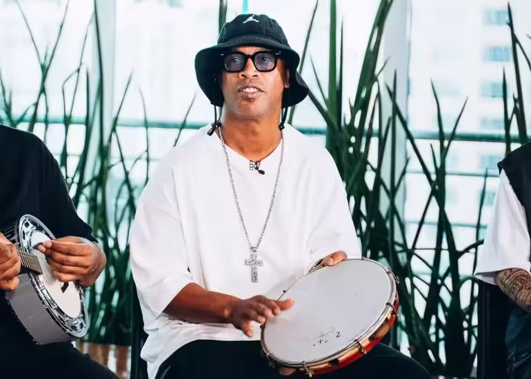 Portada de "Camisa 10", el disco de Ronaldinho que busca conquistar el Mundial desde la música