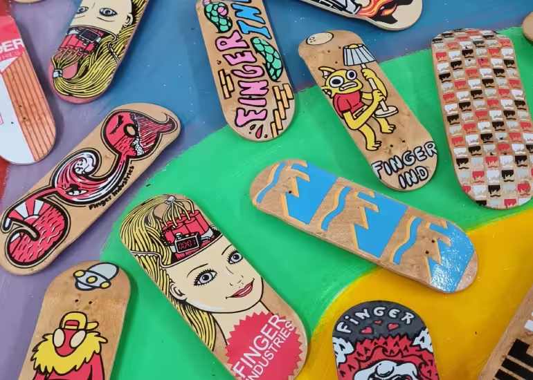 Portada de Finger Industries, el paraíso del fingerboard en Buenos Aires