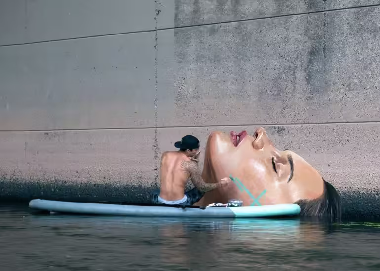 Portada de El artista que crea murales que aparecen y desaparecen con el agua