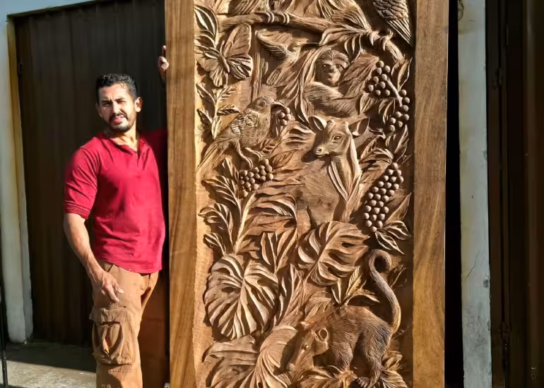 Portada de Jonathan Barrantes y el arte de darle una nueva vida a la madera