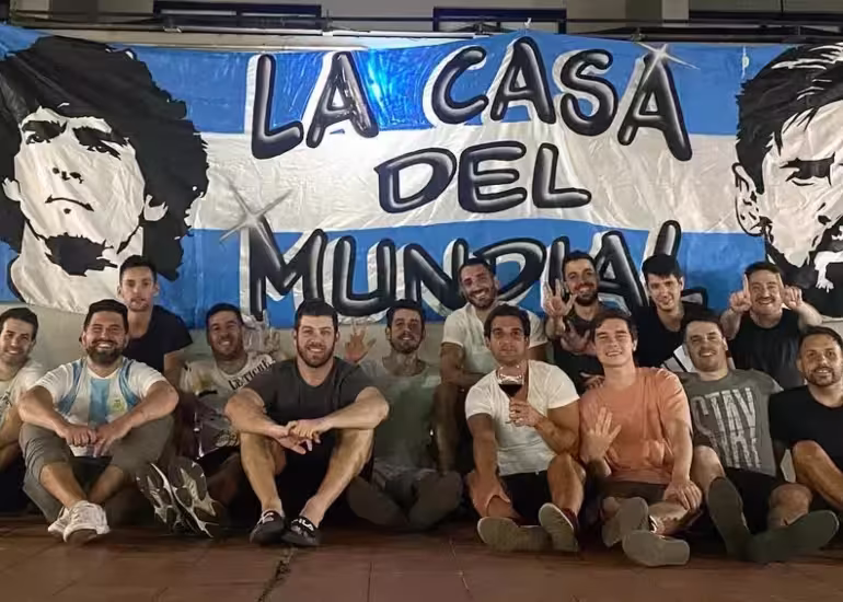 Diez amigos, una casa y un sueño mundialista: la historia de “La Casa del Mundial”