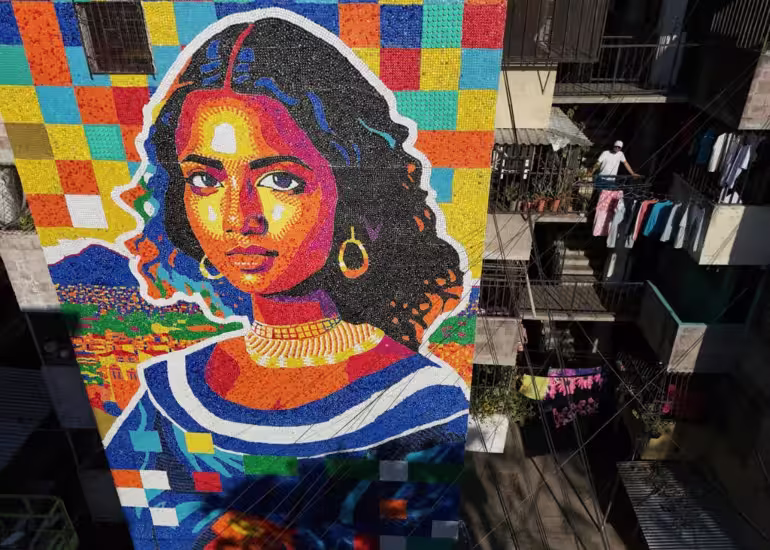 La nueva Gioconda hecha con 100.000 tapas en El Salvador