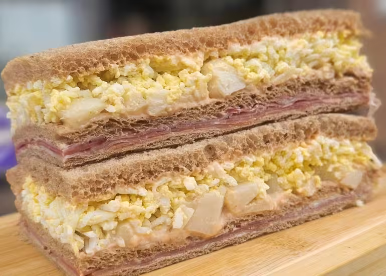 Portada de Damián Sandwich, el paraíso de los sándwiches de miga gigantes en Flores