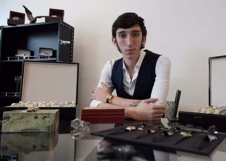 ¿Quién es Matías Gastón Islas, el joven relojero que es furor en las redes sociales?