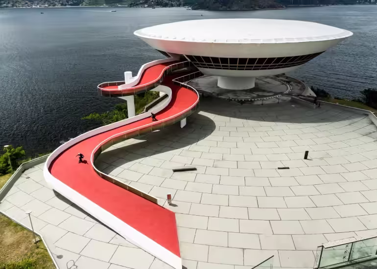 Portada de El día que el skateboarding conquistó la obra de Oscar Niemeyer